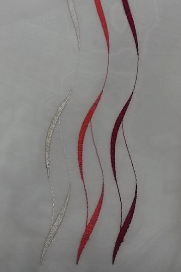 Voile zavesa z rdečo vezenino Gerster 195/0043