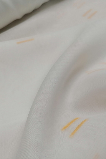 Voile zavesa svetlo krem barve s svetlo oranžnimi našitimi črtami
