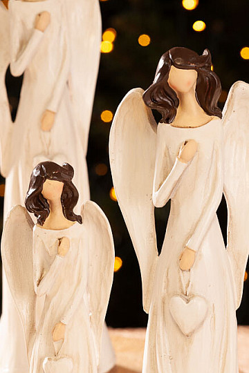 ANGEL POLJUBLJUJE S SRČKOM