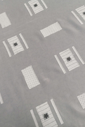 Bež-siva kockasta voile zavesa 180