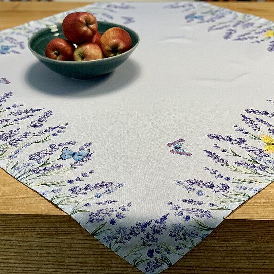 Prti in šali vijoličaste Lavande z metuljčki