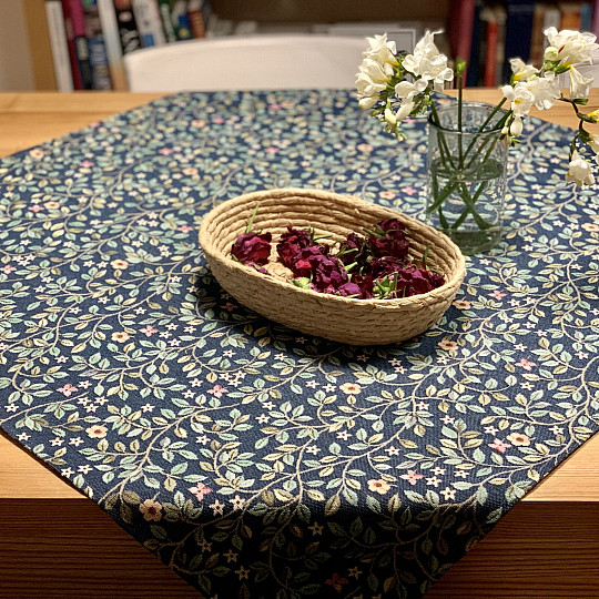 Tapiserijski prt in šal DREVO SREČE po celotni površini MODRA