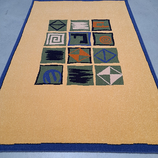 Moderna preproga z geometrijskim vzorcem