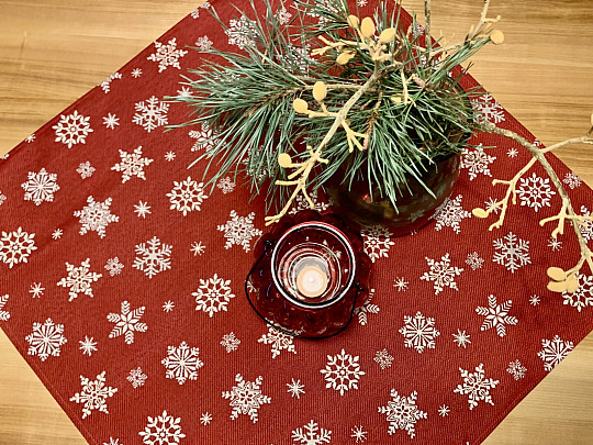 Tapiserijski prt in šal RDEČA ZASTAVA