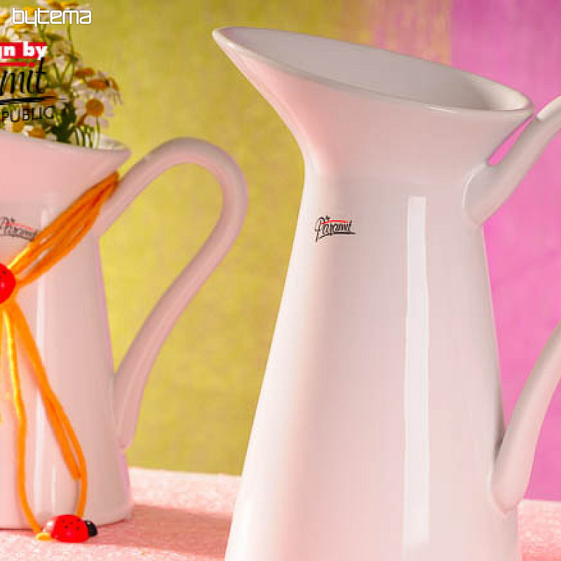 Vrč iz belega porcelana