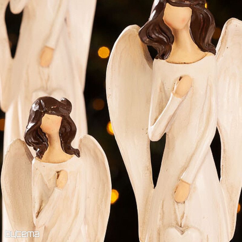 ANGEL POLJUBLJUJE S SRČKOM