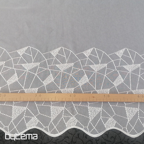 Voile zavesa z vezenino V302